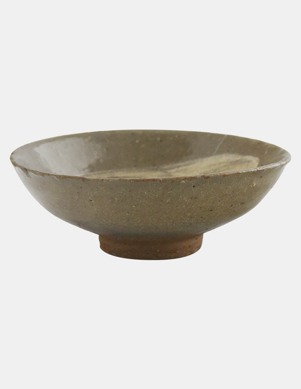 Buncheong dish with white slip-brushed design