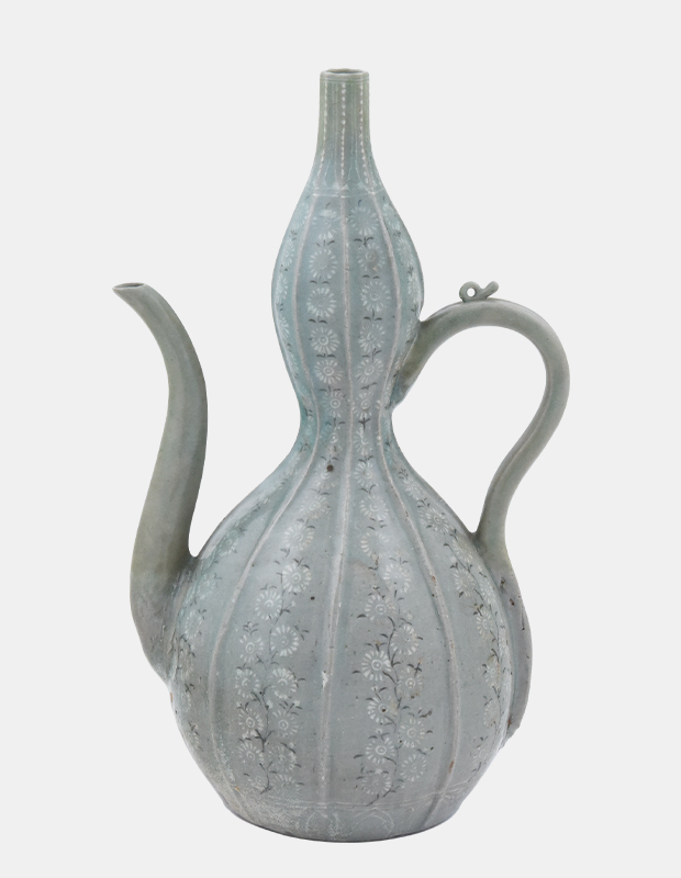 Celadon gourd-shaped ewer with inlaid chrysanthemum design